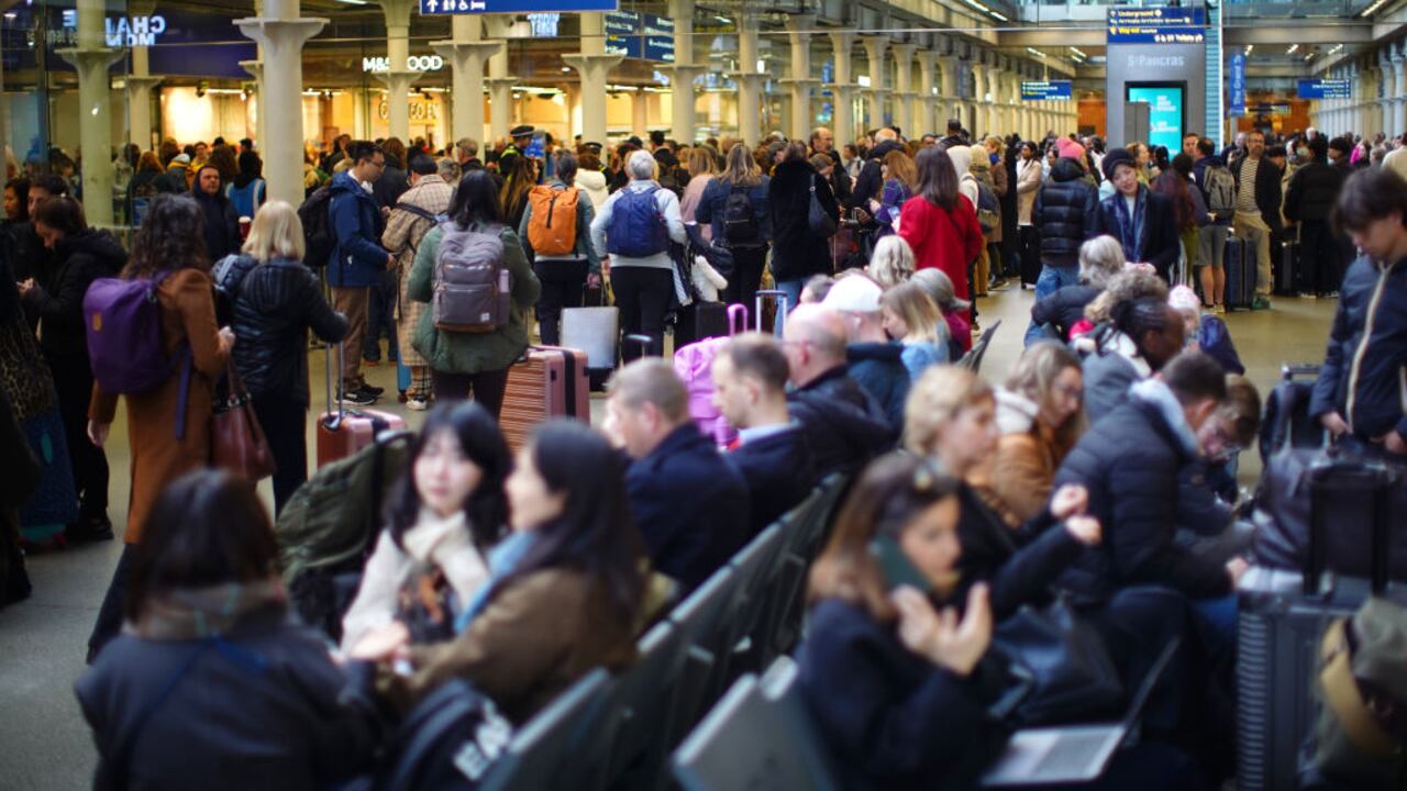 Pasajeros en la estación internacional de St. Pancras en Londres, después de que los trenes Eurostar con destino a la capital se detuvieran