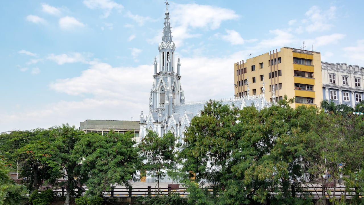 ¿Cuánto se gasta en gasolina y peajes de Bogotá a Cali?