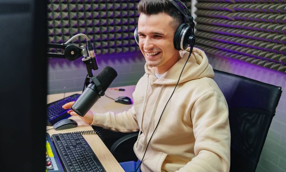 Los periodistas que trabajan en radio son los más expuestos a la perdida de su audición e inclusive pueden llegar a desarrollar una alteración auditiva llamada hipoacusia neurosensorial, debido a que la mayor parte del tiempo están con sus auriculares, ya sea en el estudio o en lugares de aglomeraciones.