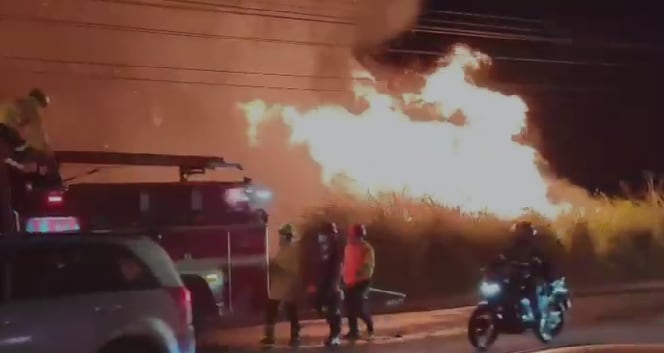 Incendio forestal en el sector conocido como La Piedra Norte en pleno casco urbano de Popayán.