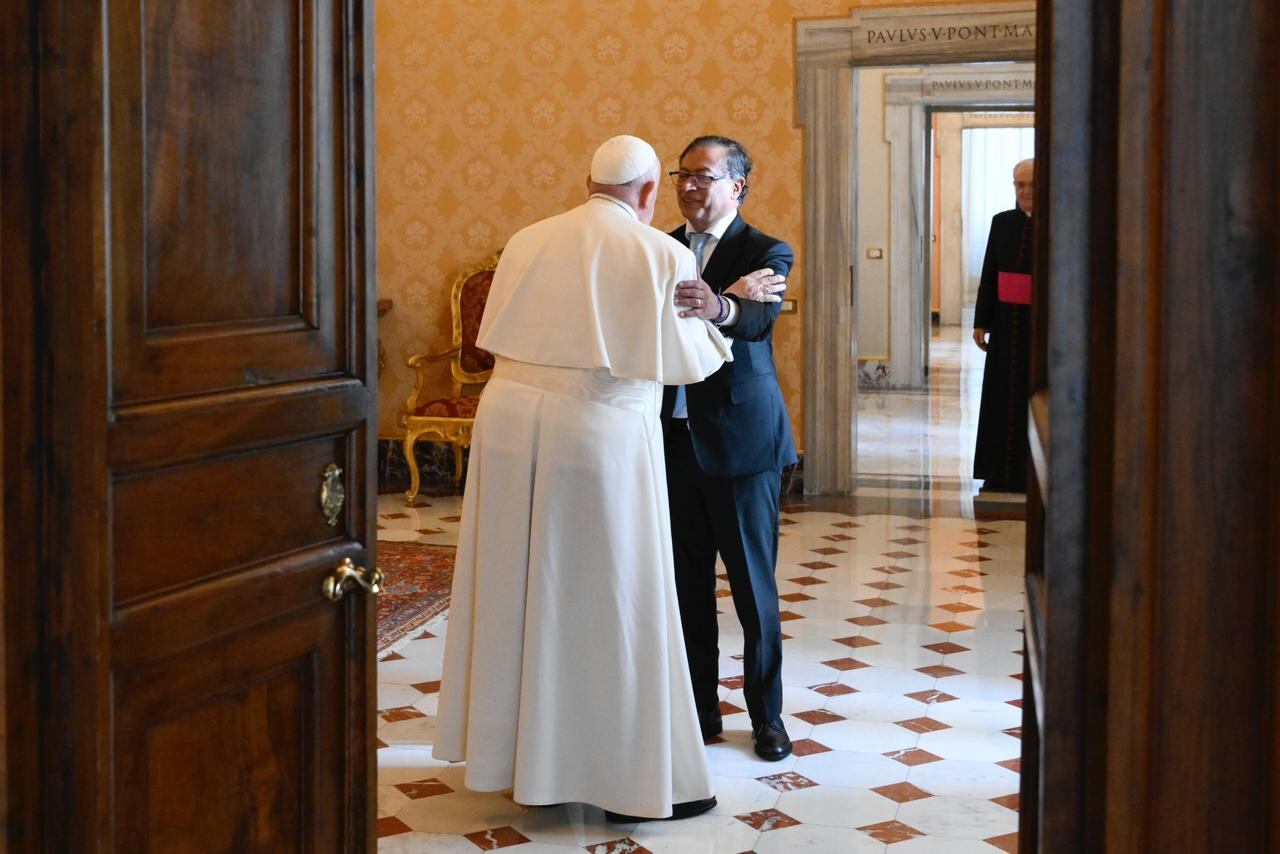 Gustavo Petro y el Papa Francisco en El Vaticano.