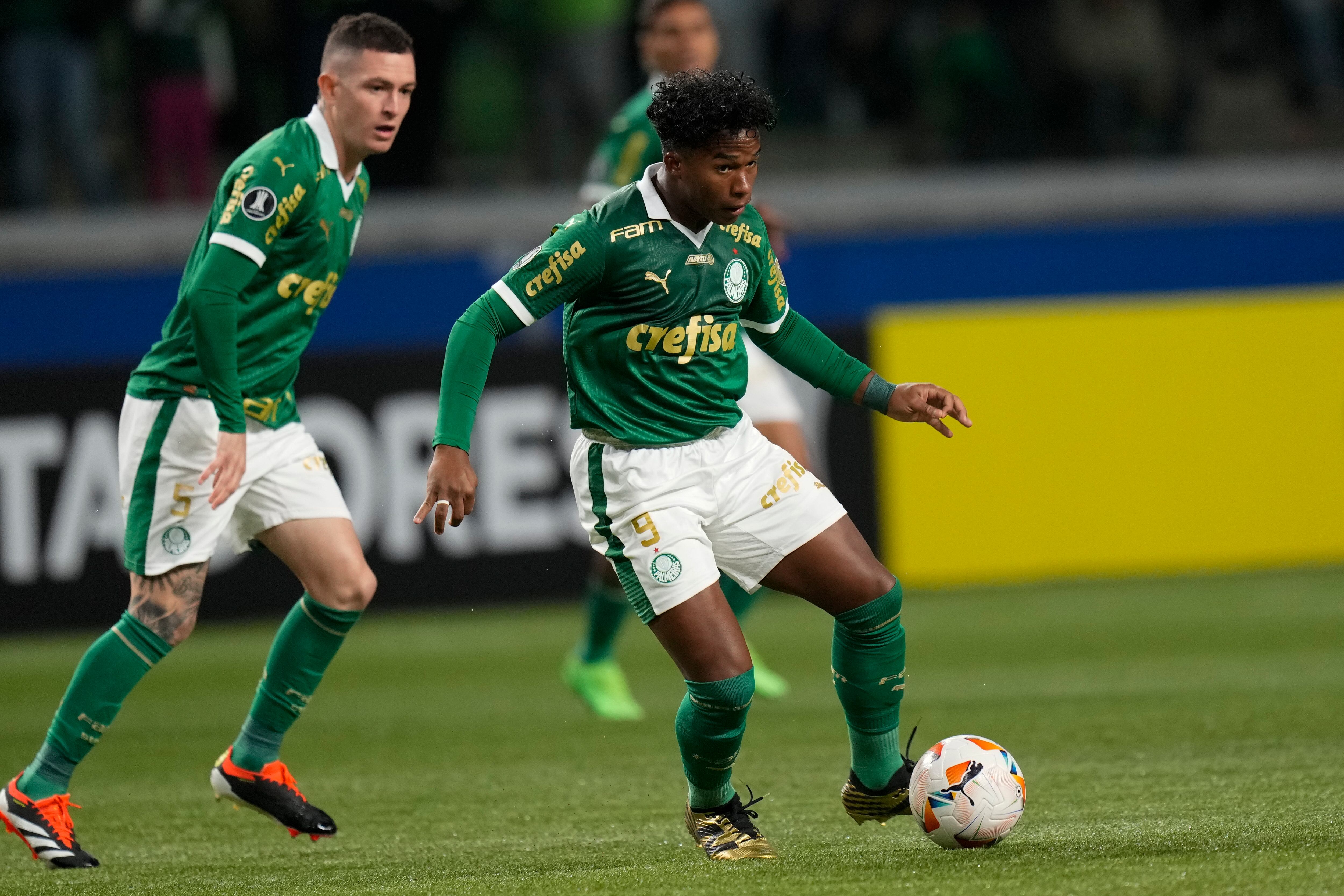 Endrick del Palmeiras de Brasil, derecha, controla el balón durante un partido de fútbol del Grupo F de la Copa Libertadores contra el San Lorenzo de Argentina en el estadio Allianz Parque en Sao Paulo, el jueves 30 de mayo de 2024. (Foto AP/Andre Penner)