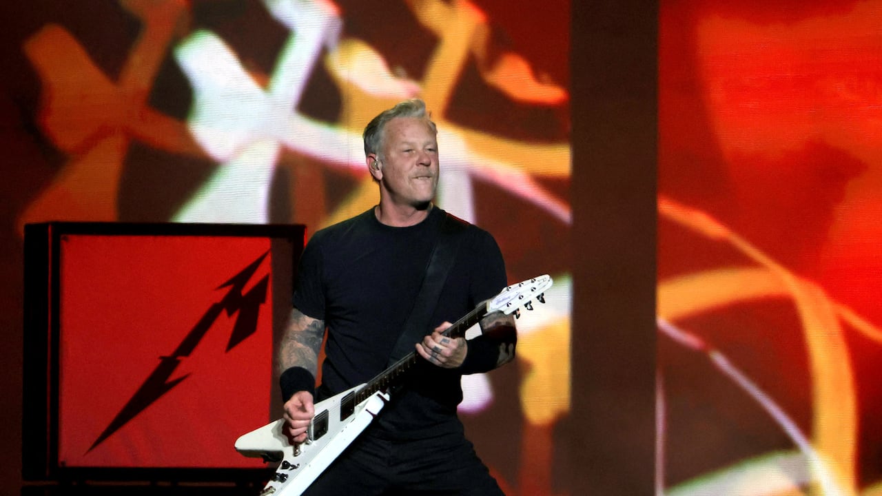 James Hetfield de Metallica durante la presentación de Metallica en el Estadio Allegiant en Las Vegas, Nevada.
