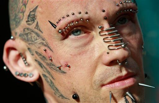 'Spikey Bob' muestra sus tatuajes y perforaciones en la 5ta Convención Internacional del Tatuaje, en Londres.