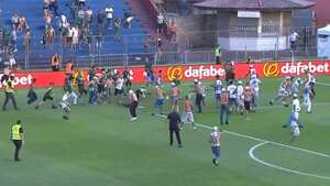 Coritiba venció a Cruzeiro en medio del polémico final por la pelea de sus hinchas.