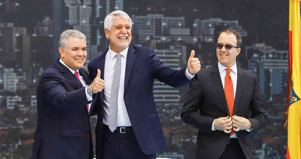 El expresidente Iván Duque, el exalcalde Enrique Peñalosa y el gerente del metro, Andrés Escobar, en uno de los eventos relacionados con la megaobra.