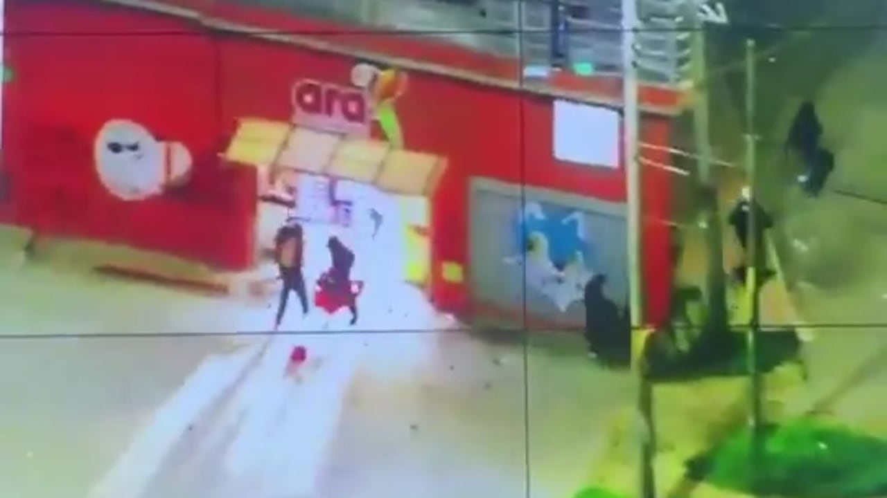 Las autoridades se encuentran atendiendo la emergencia en el supermercado.