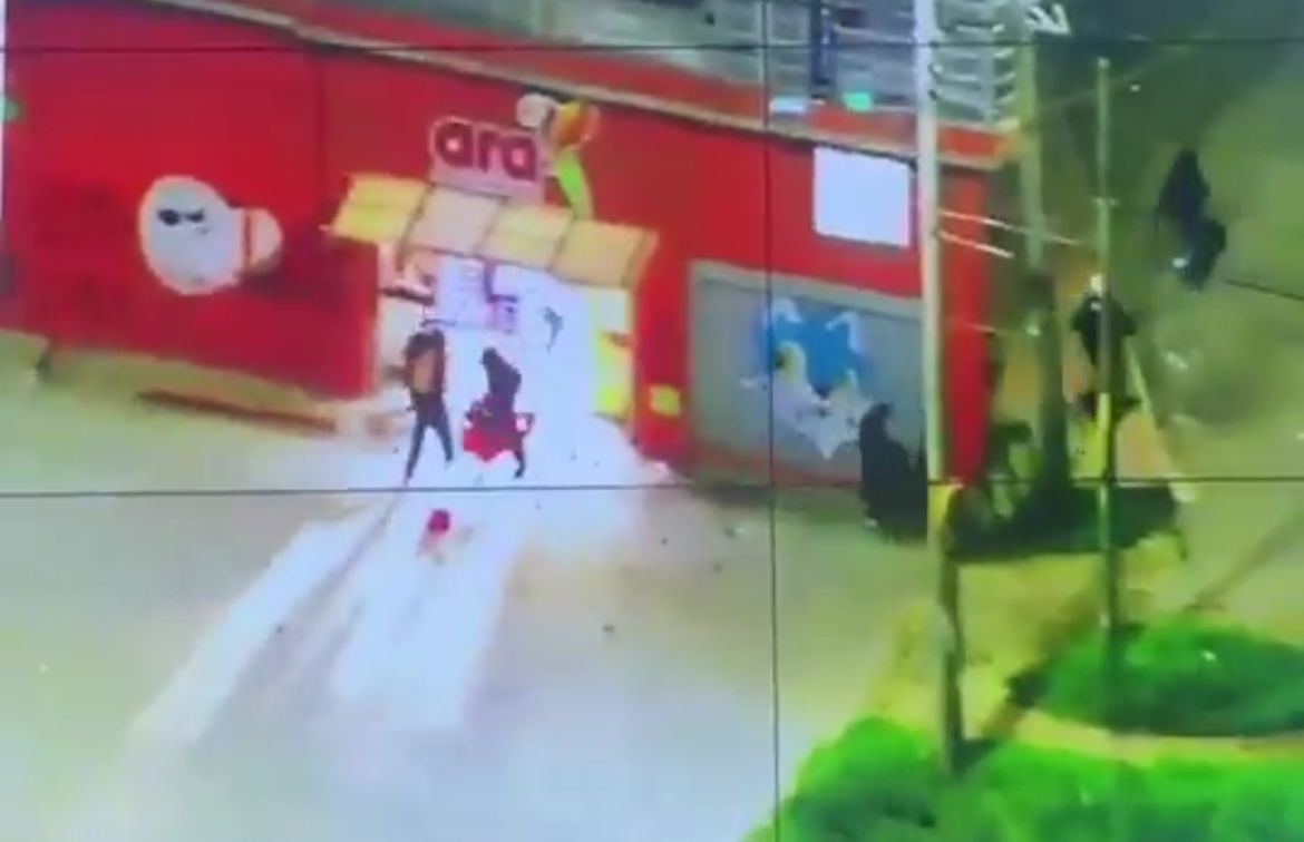 Las autoridades se encuentran atendiendo la emergencia en el supermercado.