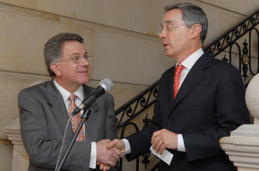 Luis Carlos Restrepo fue uno de los funcionarios más destacados del Gobierno Uribe por haber contribuido a la desmovilización de los paramilitares de las AUC.