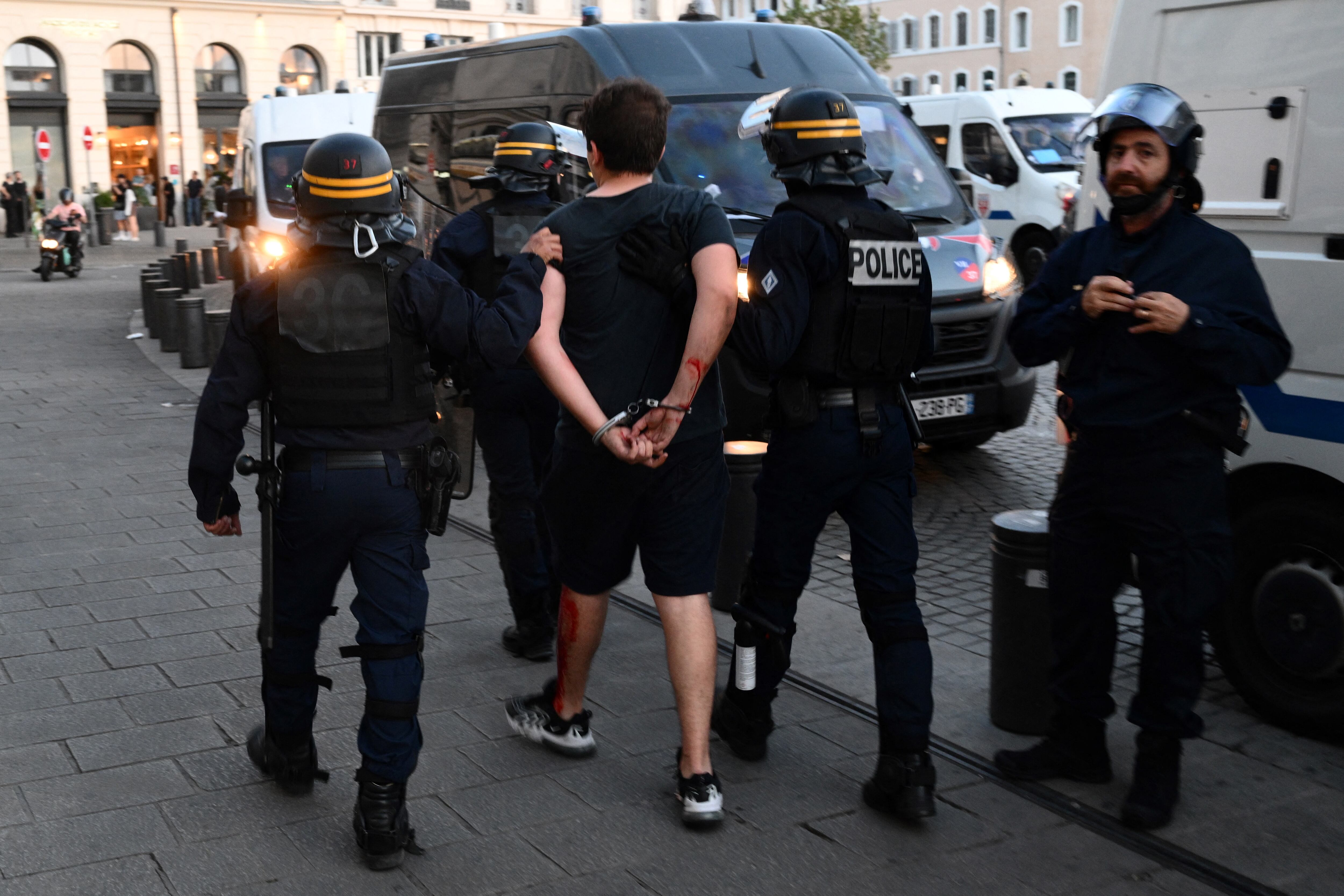 Cientos de personas fueron capturadas por la policía en Marsella. Foto: AFP.