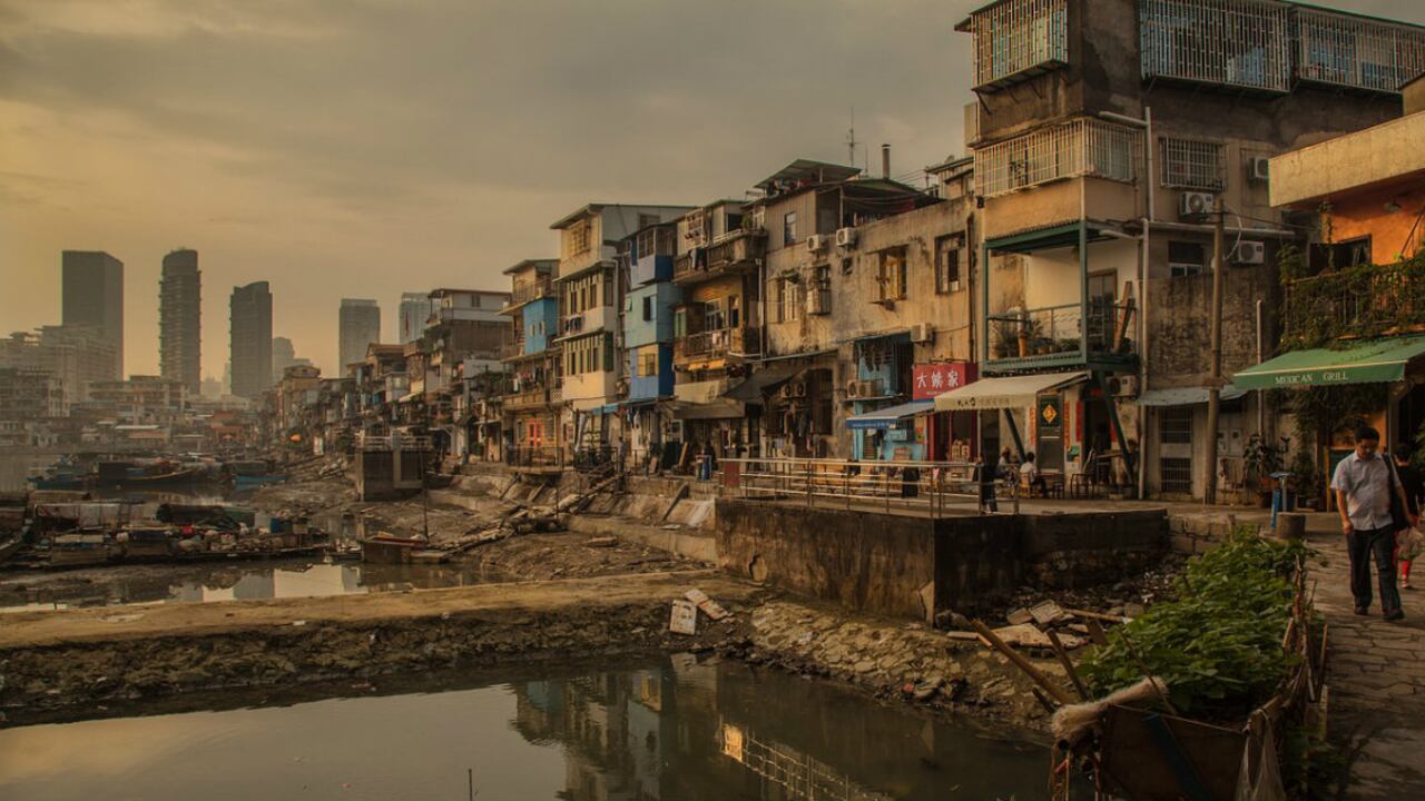 El porcentaje de personas que viven con menos de US$1,25 al día, se redujo de 47% de la población de las regiones en desarrollo en 1990 al 14% en 2015.