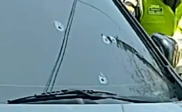 El conductor del vehículo terminó herido en uno de sus hombros