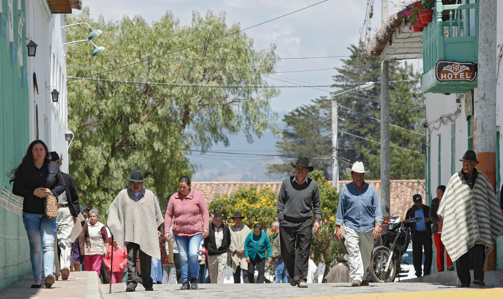 La mayoría de los adultos mayores en el comedor comunitario del centro de Bogotá  trabajan como recicladores y acuden a instituciones como estas por comida y hogar digno.