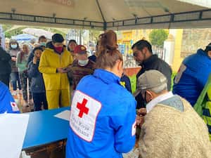 Cruz Roja Seccional Cundinamarca y Bogotá en la entrega de ayuda humanitarias en La Calera, Cundinamarca.
