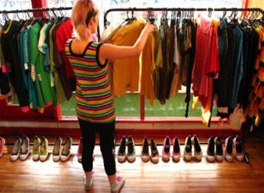 Mientras el año pasado muchas familias no compraron ropa, este año con el regreso a la presencialidad en oficinas y colegios, así como por los eventos sociales, están de vuelta en los almacenes.