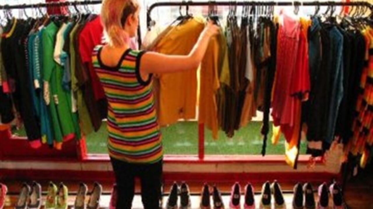 Mientras el año pasado muchas familias no compraron ropa, este año con el regreso a la presencialidad en oficinas y colegios, así como por los eventos sociales, están de vuelta en los almacenes.