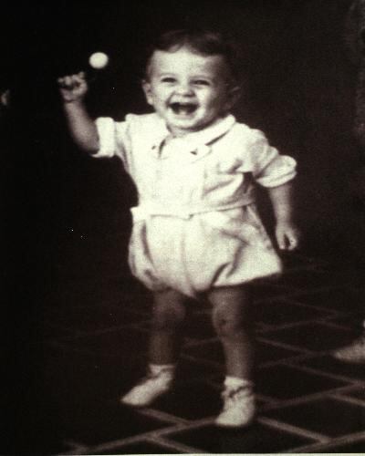 Luis Carlos Galán Sarmiento nació en Bucaramanga, el 29 de septiembre de 1943. Aquí aparece cuando estaba a punto de cumplir los dos años. 