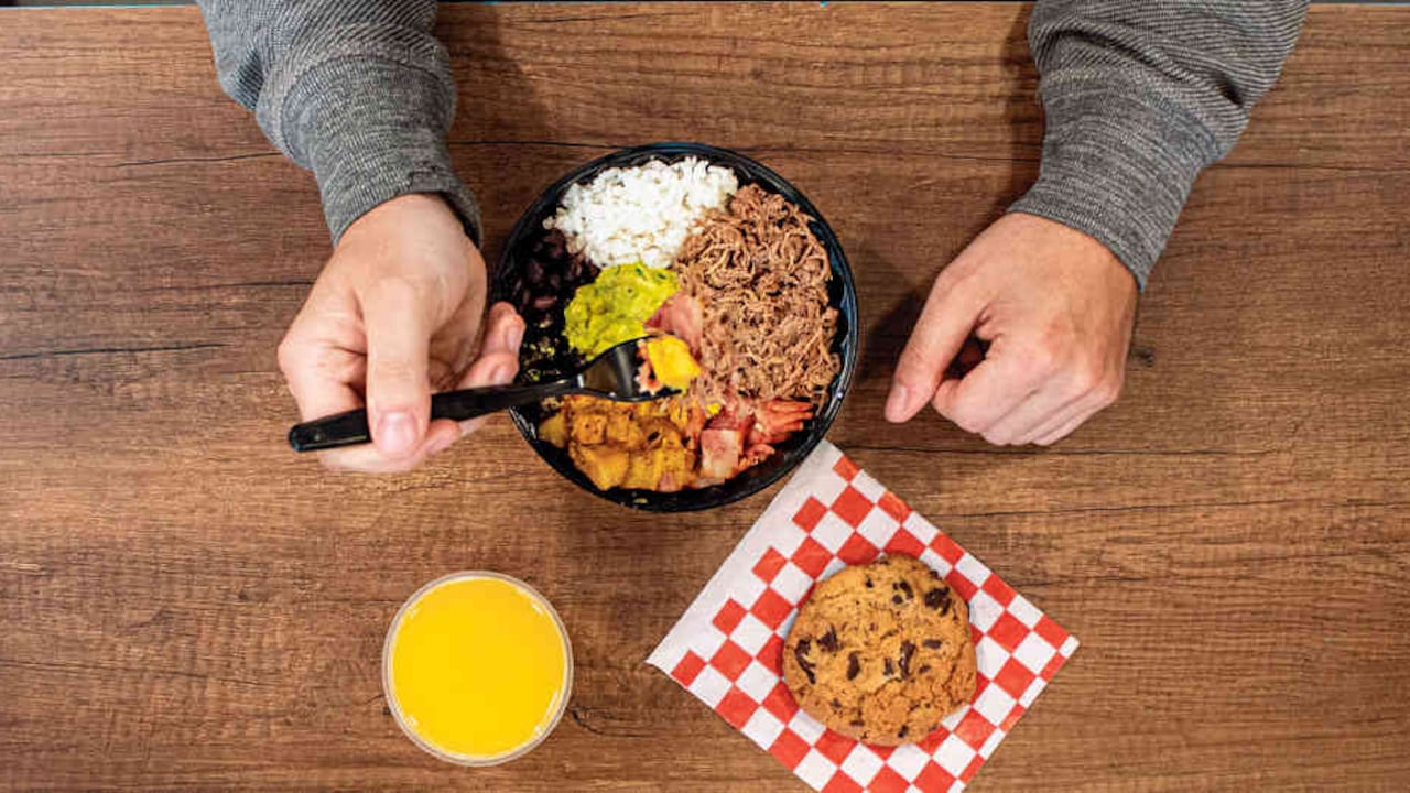 Comer fuera de casa ocupa el tercer lugar, después del pago de vivienda propia y el arriendo mensual, en los rubros que pesan más en las economías hogareñas.