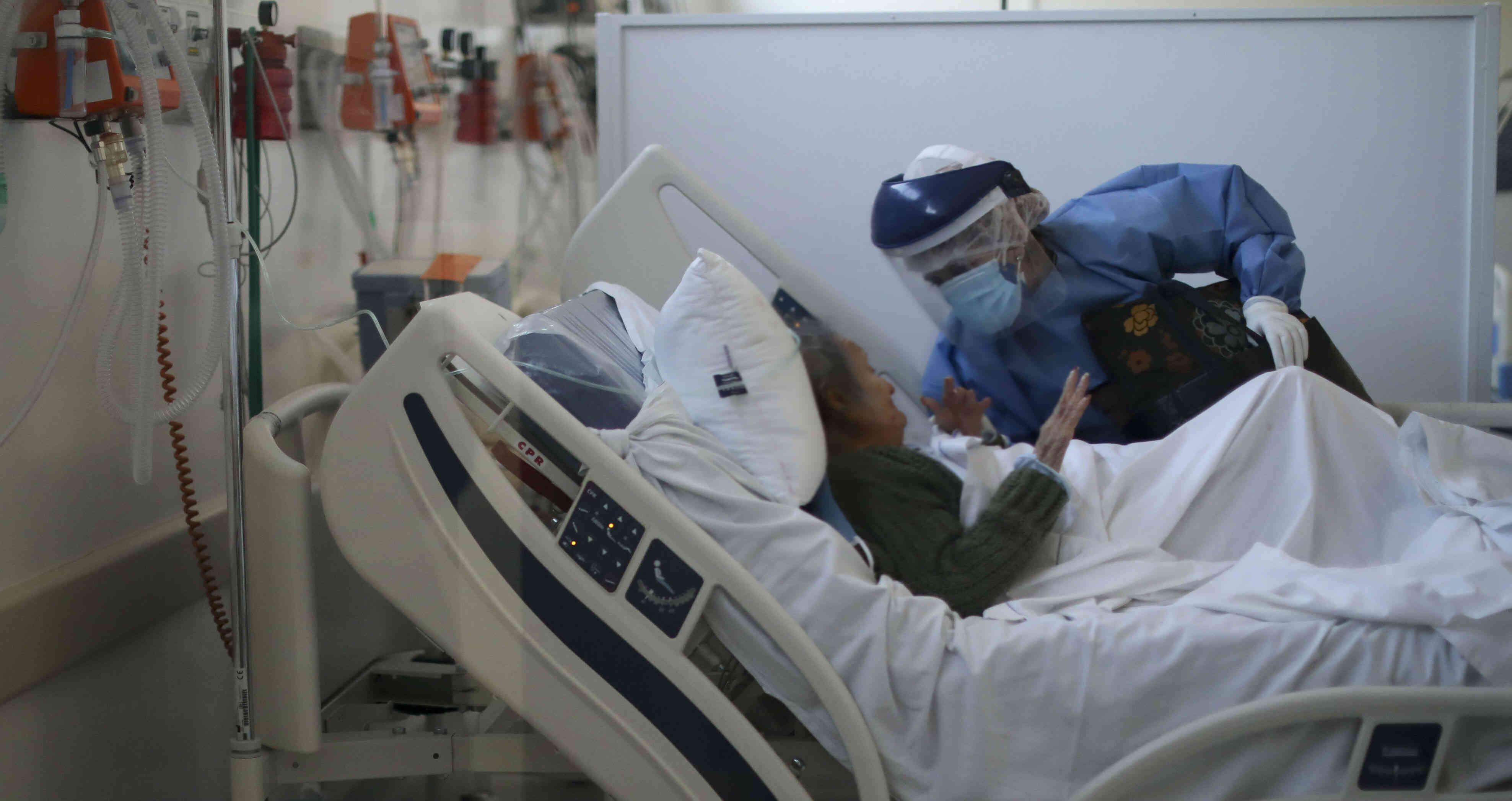 44% de los participantes del grupo covid recibieron como tratamiento corticosteroides y 69% con antivirales.