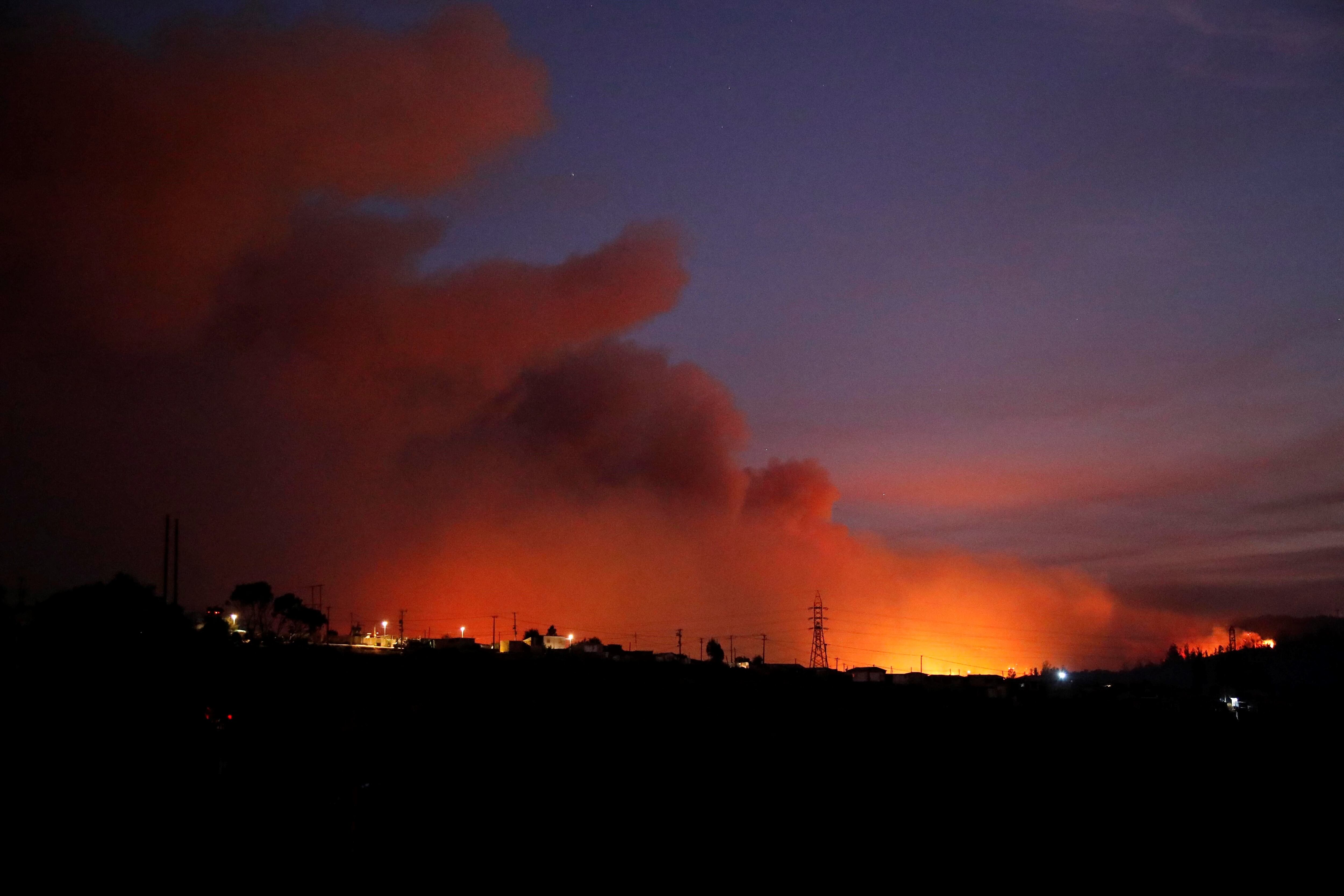 Una enorme nube de humo en forma de hongo se cierne sobre las zonas turísticas del centro de Chile, incluidas Viña del Mar y Valparaíso, donde el viernes se produjo un incendio forestal que amenazó a cientos de viviendas. (Foto de Javier TORRES/AFP)