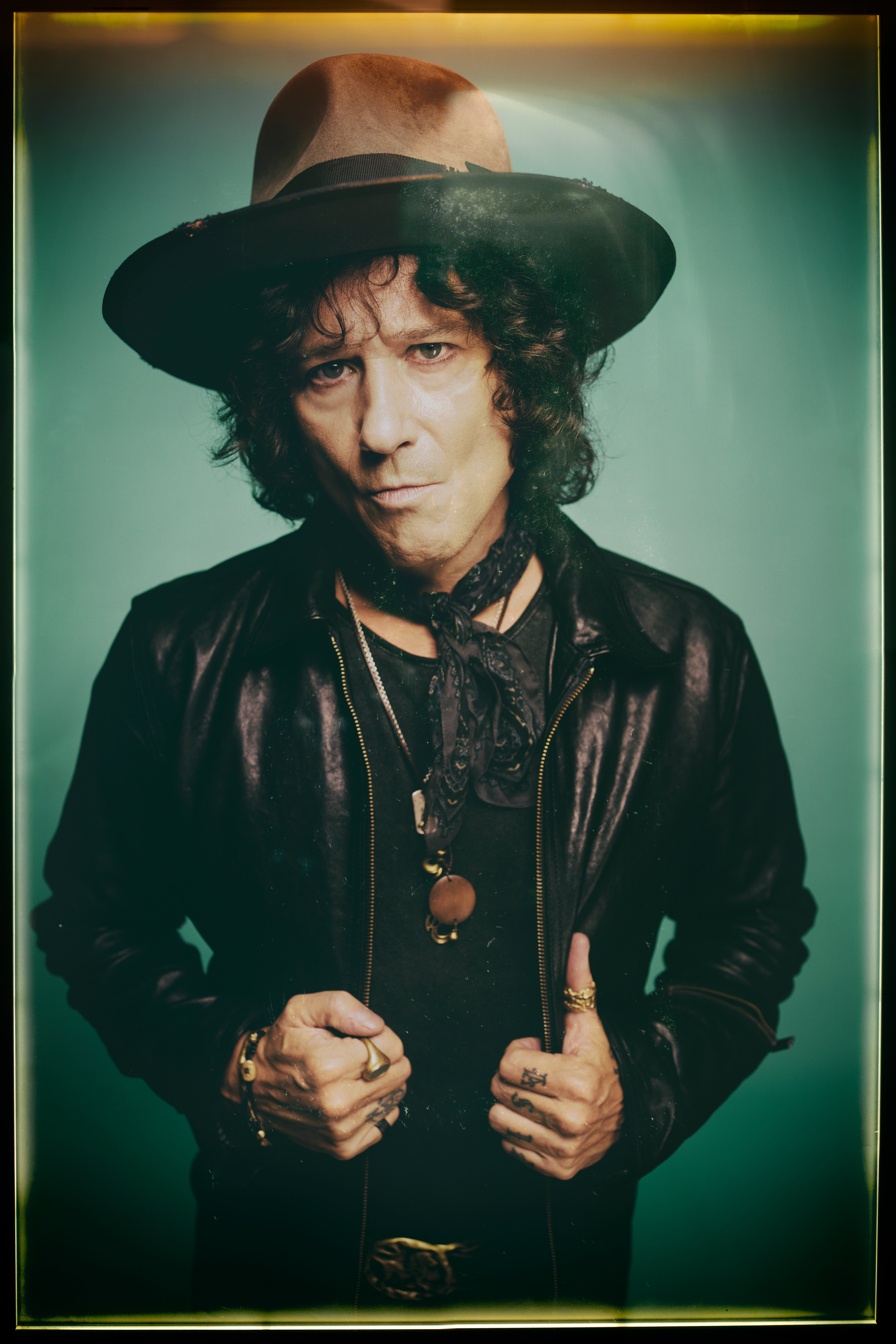 Enrique Bunbury, estrella en los escenarios, estrella en la FILBo 2025.