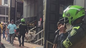 Policía cantó con artista callejero