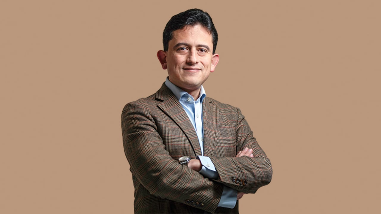 Pese a ser quien denunció la entrega de hojas de vida por recomendados políticos, Luis Carlos Reyes fue señalado por Roy Barreras como cercano a Papá Pitufo. La respuesta fue una denuncia penal.