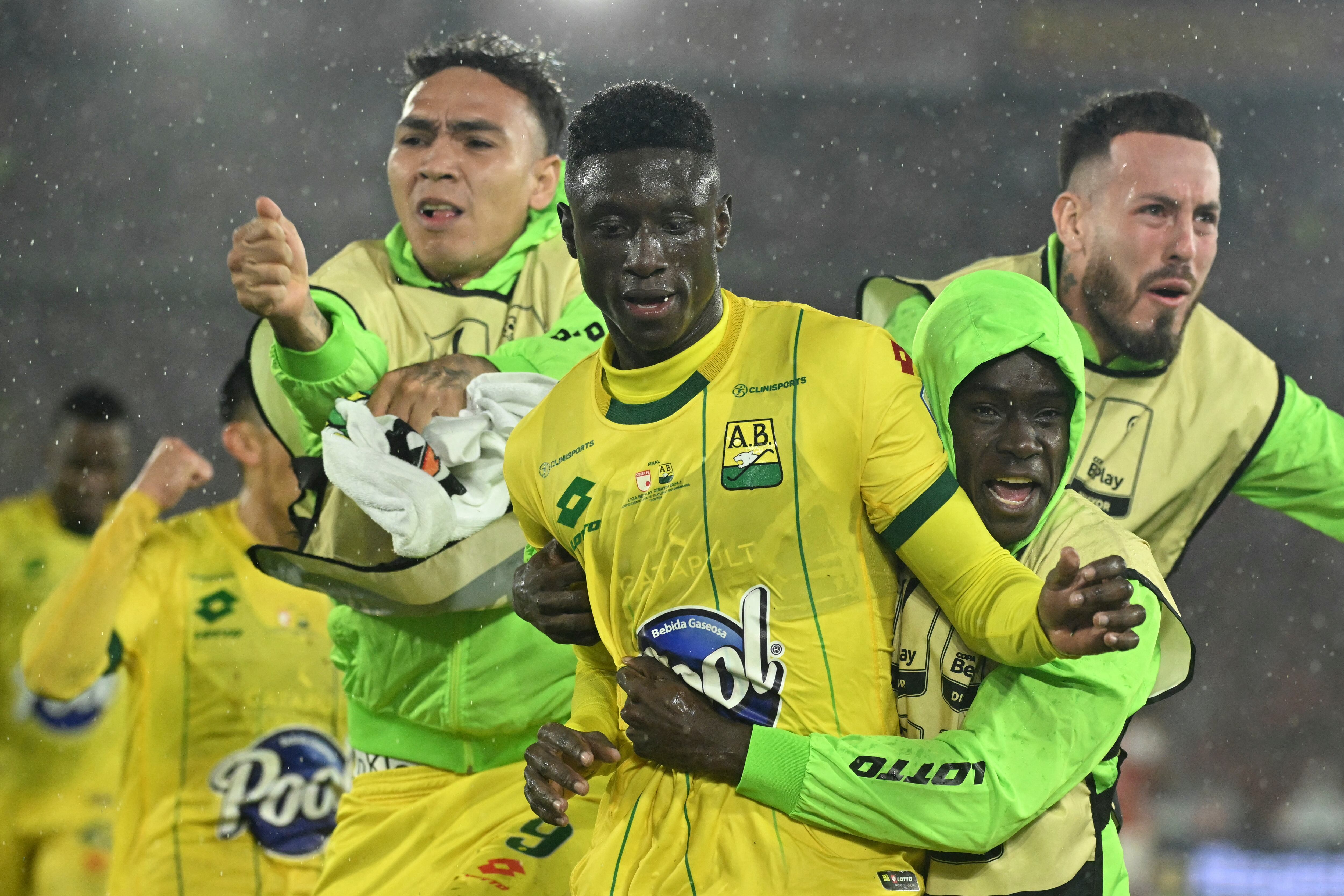 Jhon Córdoba (C), celebra con sus compañeros después de anotar al Santa Fe en la final de torneo colombiano.