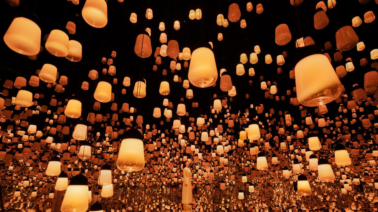 teamLab, Forest of Resonating Lamps: One Stroke - Fire, 2016-, Interactive Installation, Endless, Sound: Hideaki Takahashi, Production Support: Hirohito Saito (OryZa Design), Shinya Yoshida (SYD INC.) © teamLab, courtesy Pace Gallery