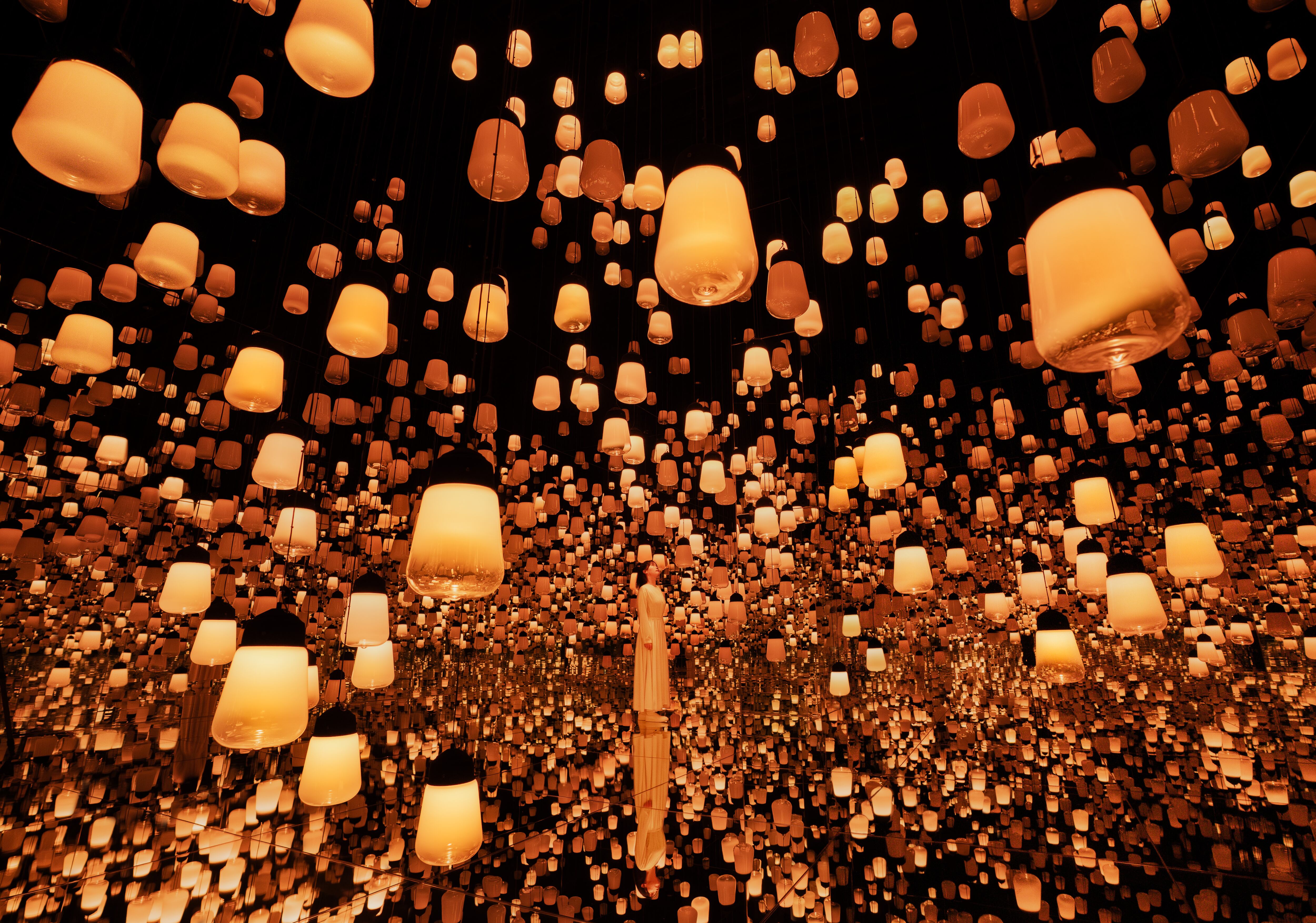 teamLab, Forest of Resonating Lamps: One Stroke - Fire, 2016-, Interactive Installation, Endless, Sound: Hideaki Takahashi, Production Support: Hirohito Saito (OryZa Design), Shinya Yoshida (SYD INC.) © teamLab, courtesy Pace Gallery