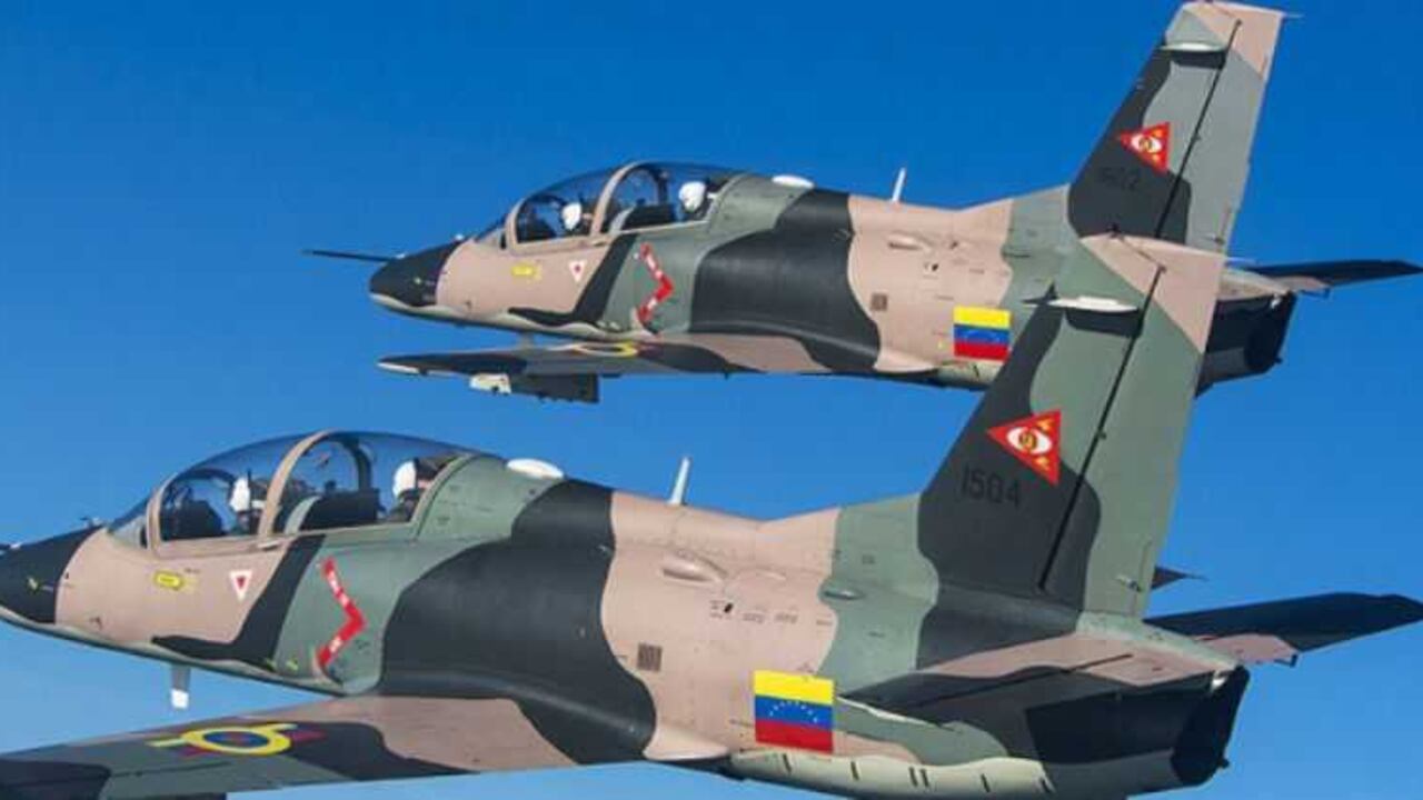 Así serían los aviones venezolanos K-8 de reconocimiento que sobrevolaron el espacio aéreo colombiano.