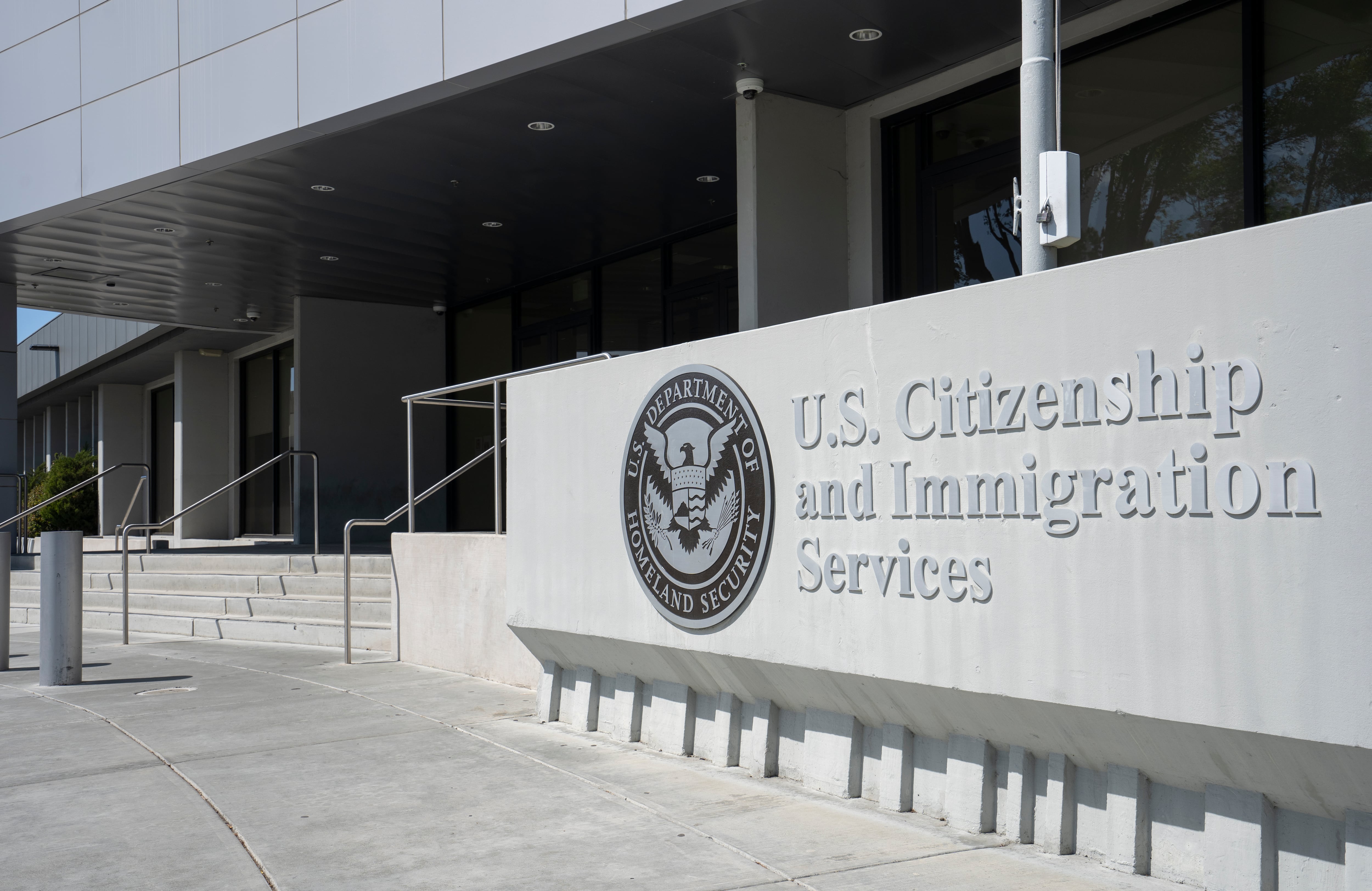 El USCIS anunció nuevas reglas para las extensiones automáticas del permiso de trabajo de inmigrantes en Estados Unidos.