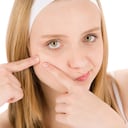 5. ¿Cómo se pueden ‘tapar’ los problemas de la piel y las cicatrices que deja el acné? Usa una base de agua. Para saber determinar esto, fíjate si se seca en seguida cuando te la aplicas en la cara y si se separa en dos sustancias en la botella. También tu dermatólogo le puede agregar a la base un antibiótico, para cubrir los defectos y para su propia protección. ©Ingimage