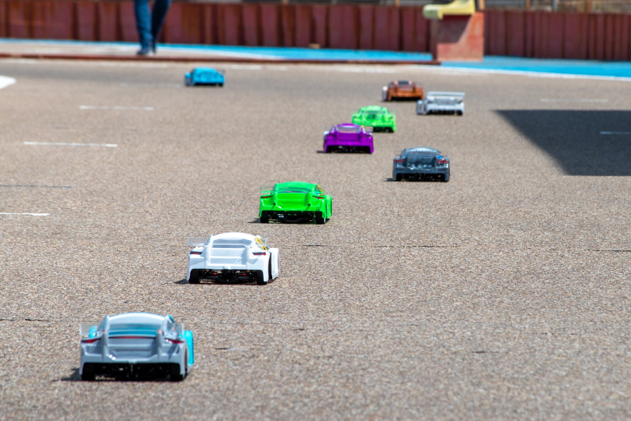 Algunos carros de control remoto son veloces y por ello son usados para competir en carreras.