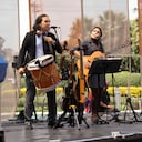 Dúo "Lina & Julián"
Conformado por Lina M. Valencia y Julián A. Valencia, dos hermanos caleños, intérpretes del folclor colombiano y latinoamericano