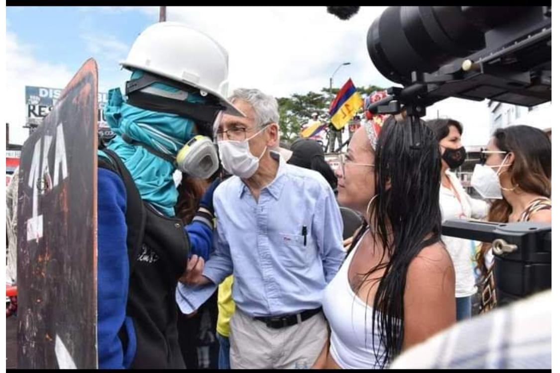 Elizabeth Serna, conocida como Nikita, realizando trabajo social en Cali