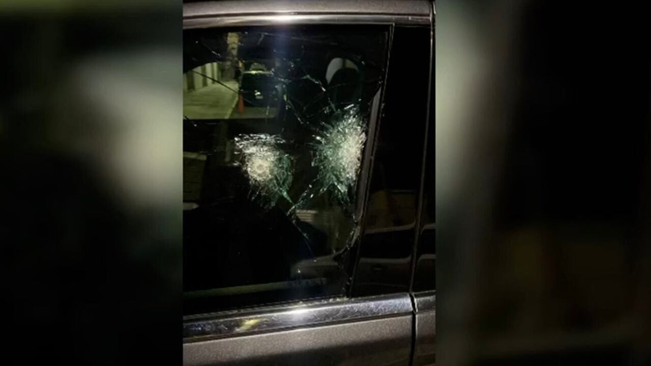 El periodista aseguró que dos hombres armados que iban en motocicleta intentaron asesinarlo cuando se desplazaba en un vehículo en una calle de Ciudad de México.