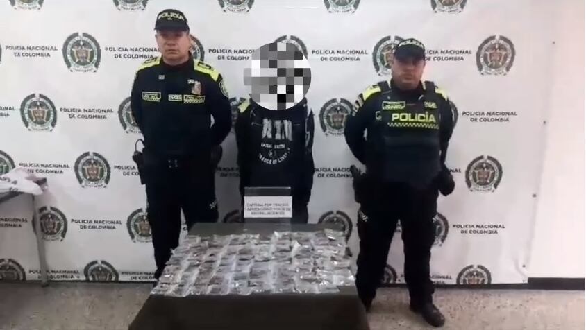 Descubren a hombre con chocolatinas de marihuana cerca a colegio de Bogotá; se puso nervioso, trató de huir, pero lo capturaron