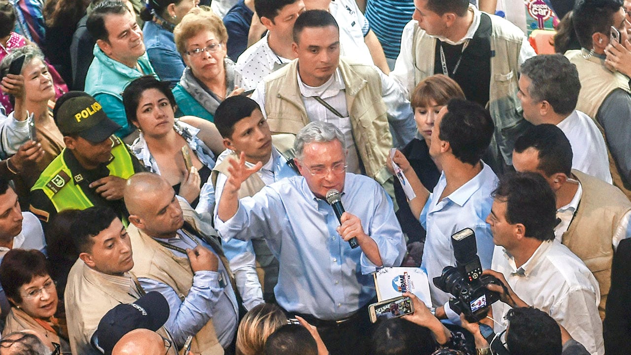 El expresidente Álvaro Uribe sigue muy activo en política y está trabajando en la campaña de 2026.