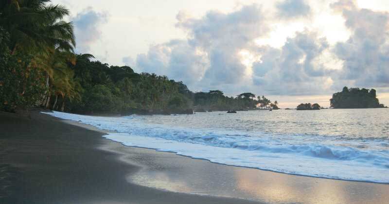 Nuquí: buceo, surf y pesca artesanal son algunos de los planes que pueden disfrutarse en este municipio fuera de la temporada de avistamiento de ballenas que terminó en noviembre. El aeropuerto de la zona ya está operando nuevamente.
