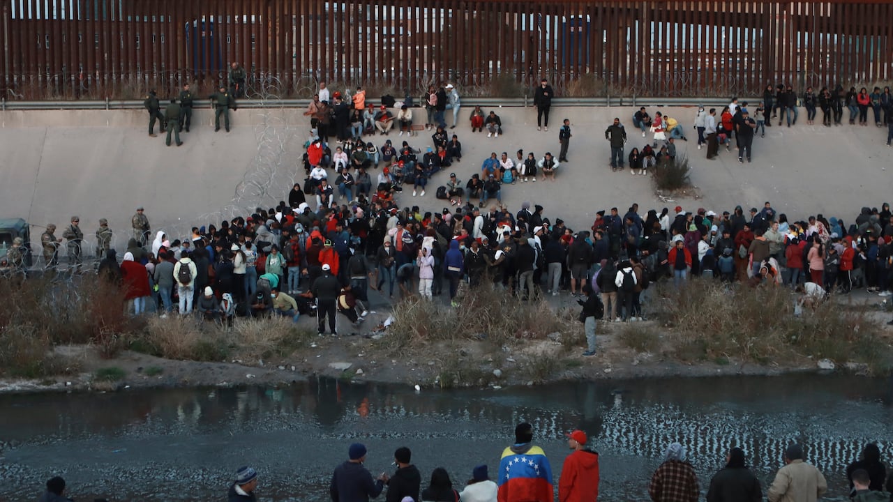 Migrantes se reúnen en un cruce hacia El Paso, Texas, visto desde Ciudad Juárez, México, el 20 de diciembre de 2022. (AP Photo/Christian Chavez, File)