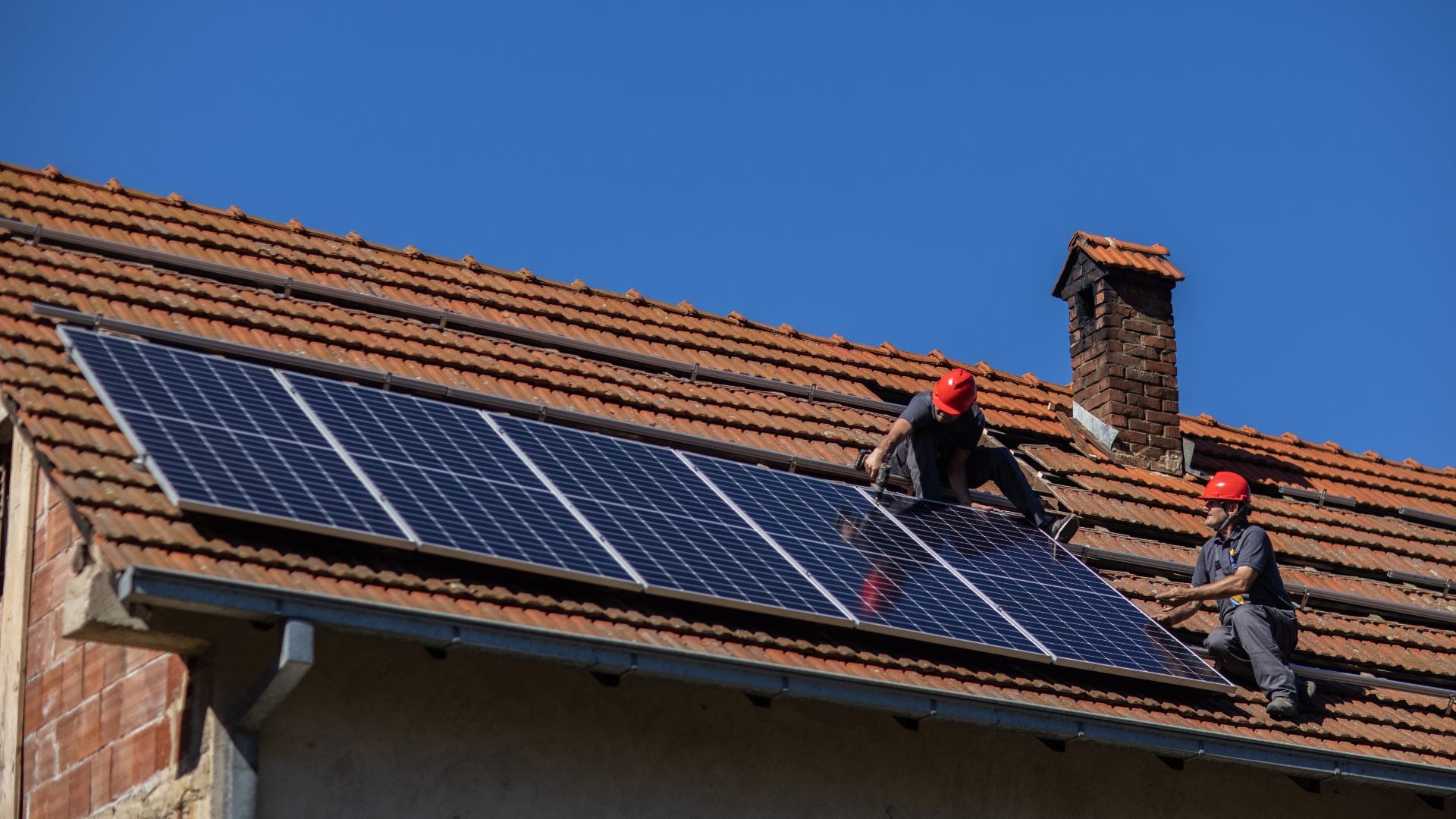 Los paneles solares pueden ser una solución sostenible para ahorrar energía en el hogar.