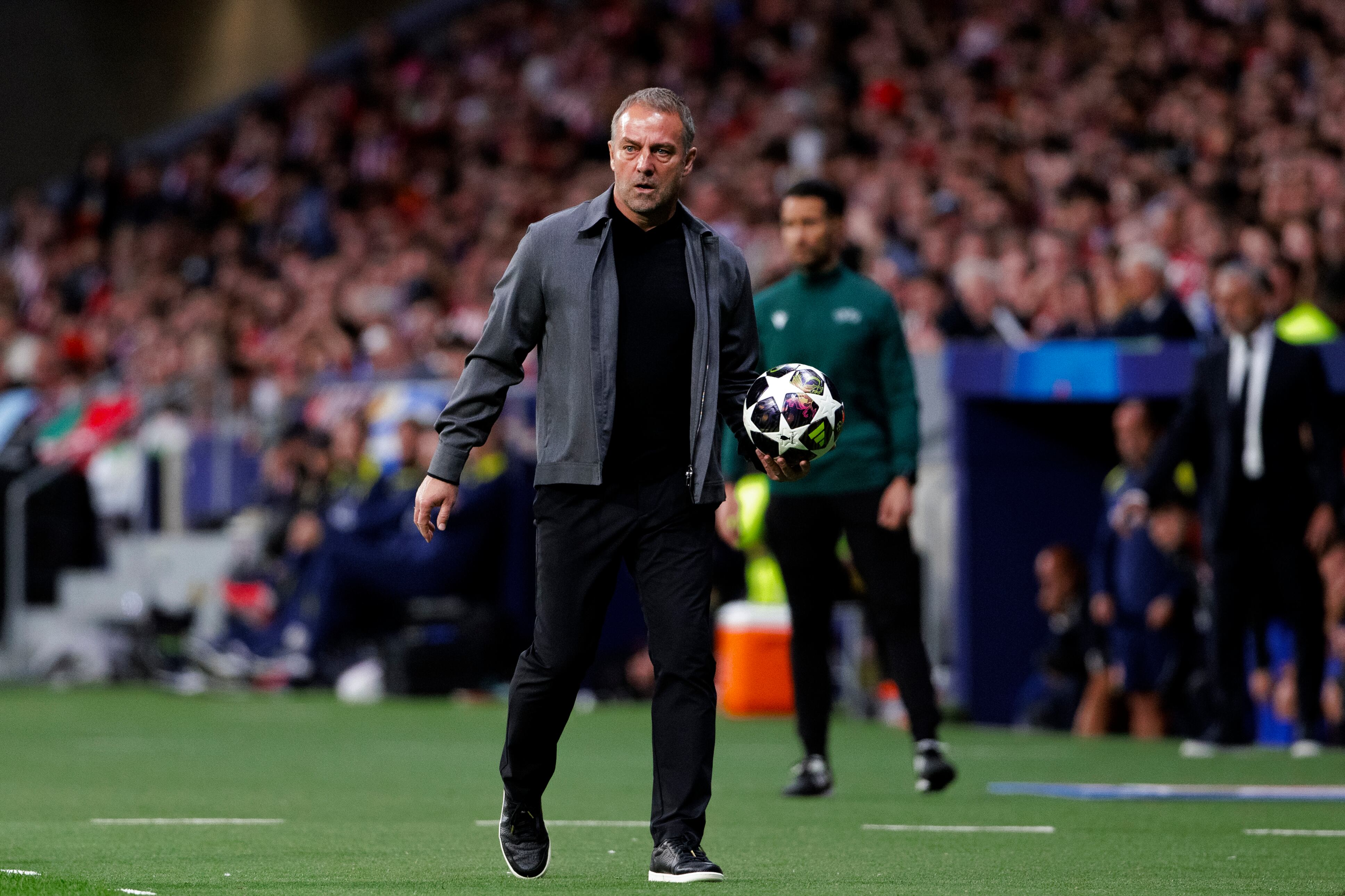 Hansi Flick durante Atlético vs. Barcelona.