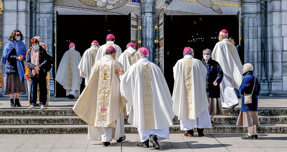 En octubre, una comisión independiente estimó en un informe que unos 216.000 menores fueron víctimas de abusos por sacerdotes y religiosos en Francia entre 1950 y 2020, cifra que sube a 330.000 si se cuentan a los trabajadores de instituciones religiosas.