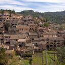 Mura es un pequeño pueblo medieval ubicado en el corazón del parque natural de Sant Llorenç del Munt i l'Obac, en Cataluña, España.