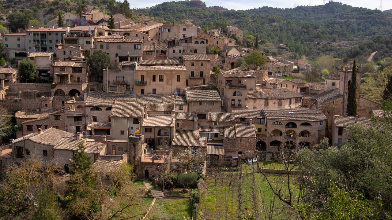 Mura es un pequeño pueblo medieval ubicado en el corazón del parque natural de Sant Llorenç del Munt i l'Obac, en Cataluña, España.