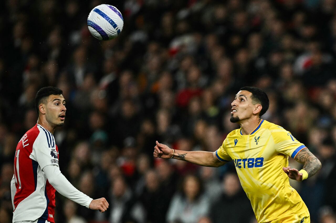 Arsenal's Brazilian midfielder #11 Gabriel Martinelli (L) and Crystal Palace's Colombian defender #12 Daniel Munoz eye the ball during the English Premier League football match between Arsenal and Crystal Palace at the Emirates Stadium in London on April 23, 2025. (Photo by Ben STANSALL / AFP) / RESTRICTED TO EDITORIAL USE. NO USE WITH UNAUTHORIZED AUDIO, VIDEO, DATA, FIXTURE LISTS, CLUB/LEAGUE LOGOS OR 'LIVE' SERVICES. ONLINE IN-MATCH USE LIMITED TO 120 IMAGES. AN ADDITIONAL 40 IMAGES MAY BE USED IN EXTRA TIME. NO VIDEO EMULATION. SOCIAL MEDIA IN-MATCH USE LIMITED TO 120 IMAGES. AN ADDITIONAL 40 IMAGES MAY BE USED IN EXTRA TIME. NO USE IN BETTING PUBLICATIONS, GAMES OR SINGLE CLUB/LEAGUE/PLAYER PUBLICATIONS. /