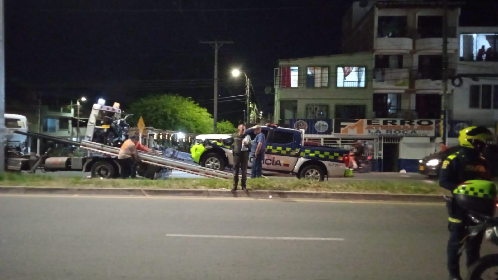 La moto y la patrulla fueron desplazadas a los patios.