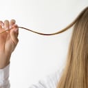 El colágeno podría ser la clave para un cabello más fuerte y brillante. Una especialista en biomedicina explica cómo esta proteína actúa sobre los folículos capilares.