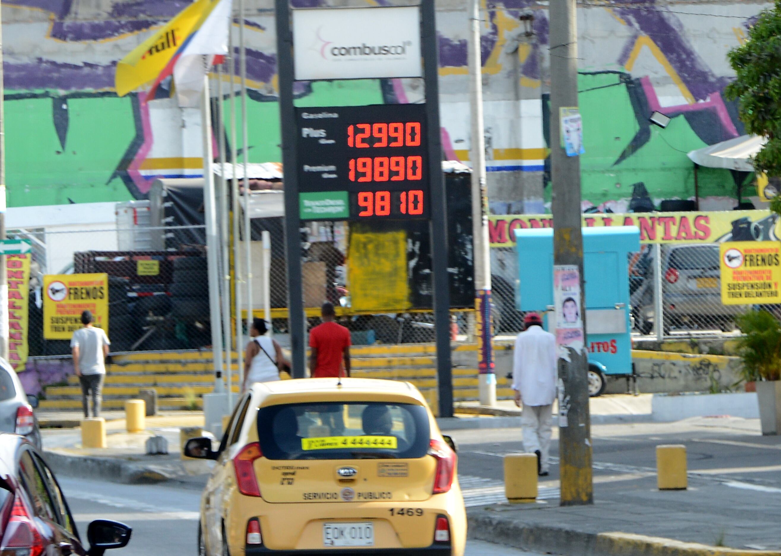 Cali: Economía. Nuevamente, el precio de la gasolina corriente se incrementó en 600 pesos, igual que el mes pasado, llegado en Cali a los casi 13 mil pesos por galón en ciertas estaciones.Todo esto dentro de las últimas declaraciones del presidente Gustavo Petro dice que no habrá cambios en política de importación de gasolina